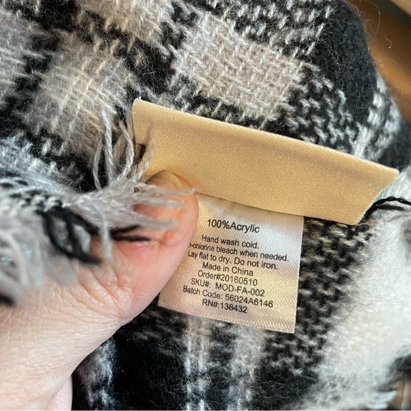 ModCloth Black Plaid Blanket Scarf 54” x 56” - Picture 5 of 7